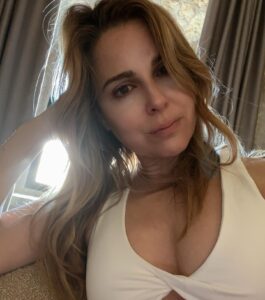 Cara Buono Instagram - Mirror selfies before yoga #monday #mondaymotivation #yoga #yogapractice #white #selfie #montenegro #travel #fitness