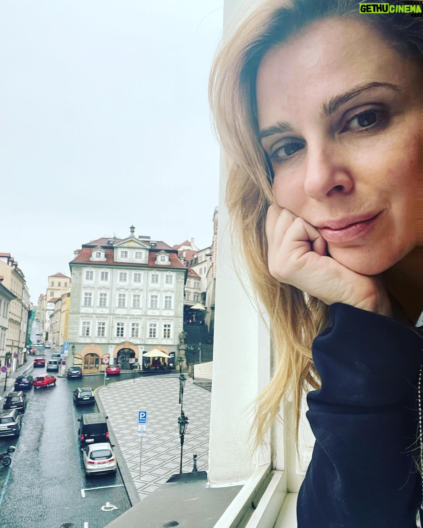 Cara Buono Instagram - Thank you Prague for inspiring me with your history and beauty. I can’t wait to come back. Yes, lots of goodbye selfies. #prague #travel #instagood #comiccon #strangerthings #beauty #history #ilovemyjob