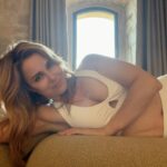 Cara Buono Instagram – Mirror selfies before yoga

#monday #mondaymotivation #yoga #yogapractice #white #selfie #montenegro #travel #fitness