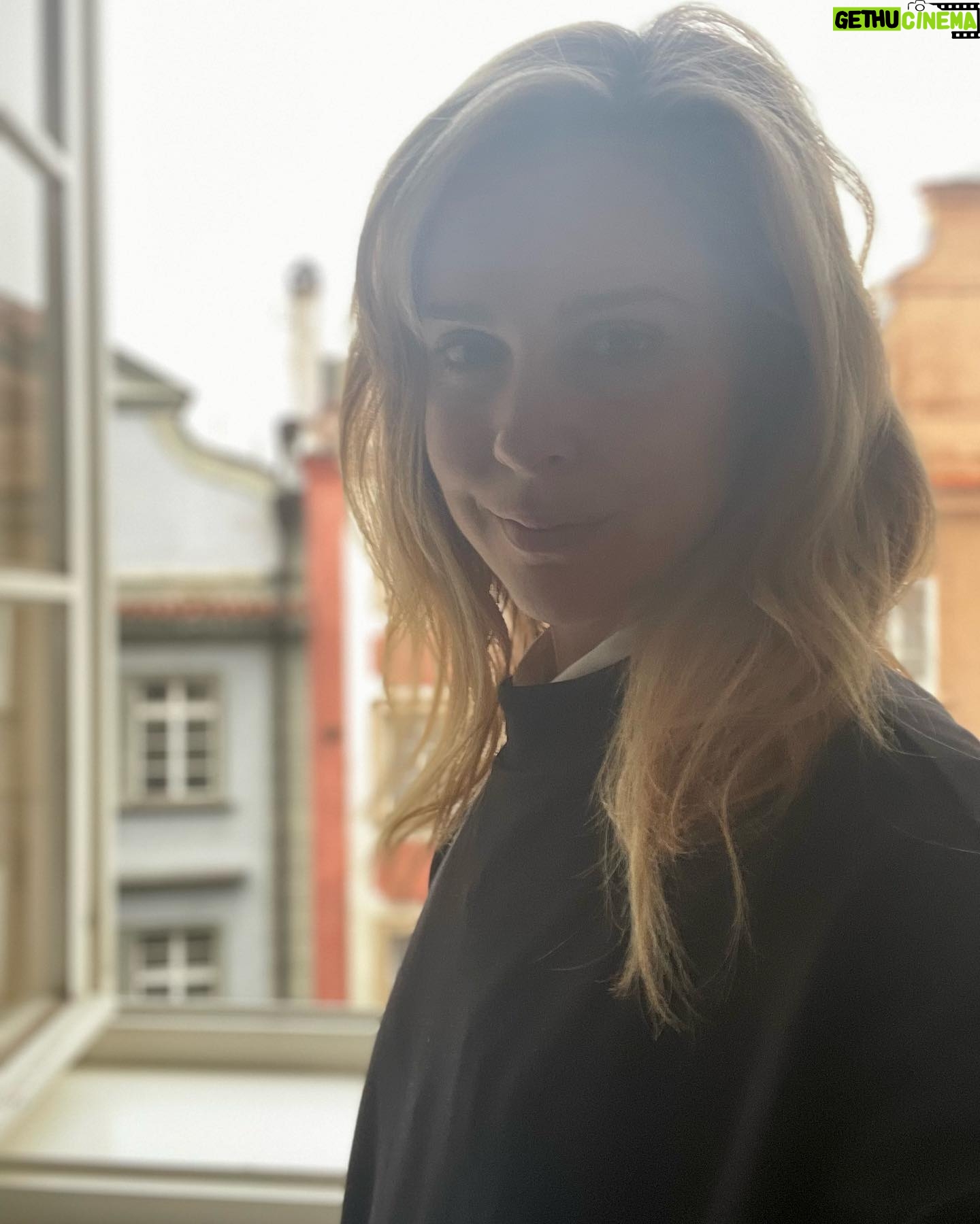 Cara Buono Instagram - Thank you Prague for inspiring me with your history and beauty. I can’t wait to come back. Yes, lots of goodbye selfies. #prague #travel #instagood #comiccon #strangerthings #beauty #history #ilovemyjob