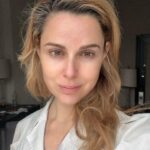 Cara Buono Instagram – Got me some greys. I actually started getting grey hair in college! 

#hair #grey #naturalhair #natural #instagood #flying #selfie