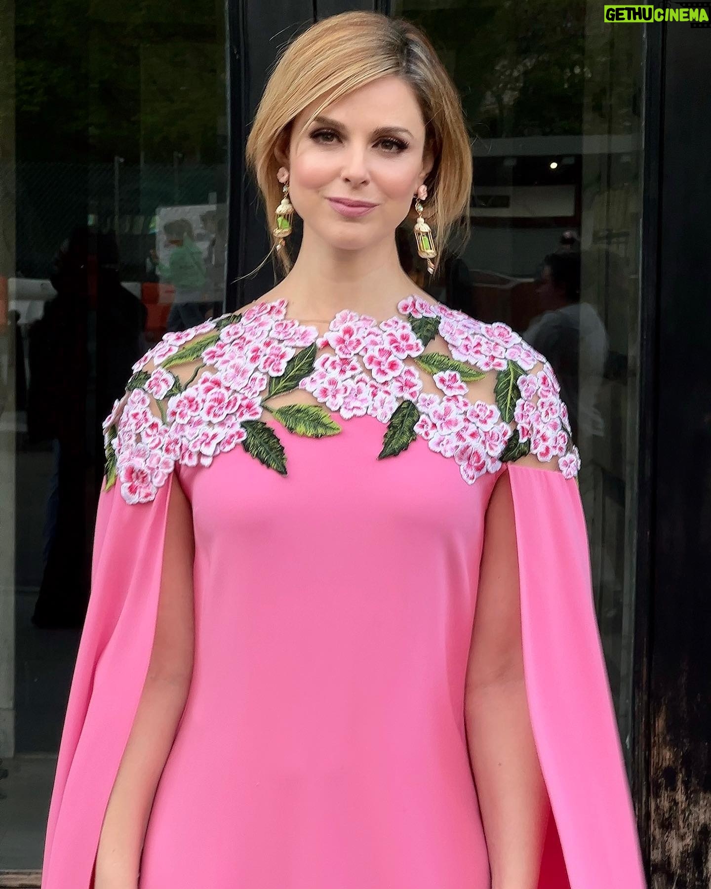 Cara Buono Instagram - A New York night to remember at The Save Venice Ball. And thank you @oscardelarenta and @fernandogarciam1205 for this beautiful vibrant statement of spring. @ofrareorigin for the exquisite and whimsical jewelry always. @gordongreenberg my dashing date @saveveniceinc @bulgari #saveveniceball #nyc #theplaza #spring #springtimeinnyc