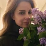 Cara Buono Instagram – Spring. Still chilly. 

#lilac #lilacseason #spring #nyc #sunday