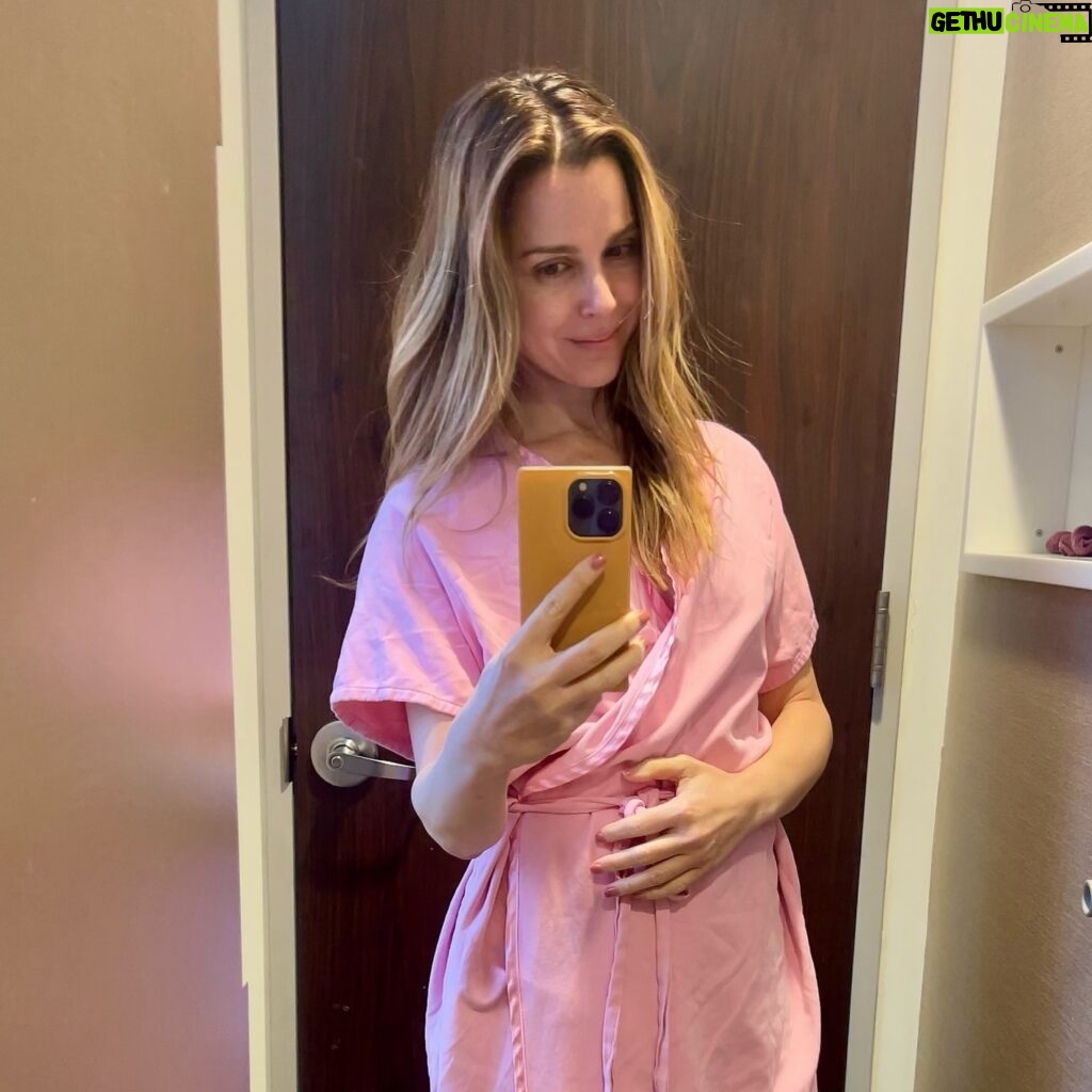 Cara Buono Instagram - Even when there’s an earthquake, it’s important to have a mammogram. What are the chances of being right in the middle of one in NYC? The lovely tech and I had a good laugh (when it was over). #earthquake #nyc #mammogramssavelives #mammogram
