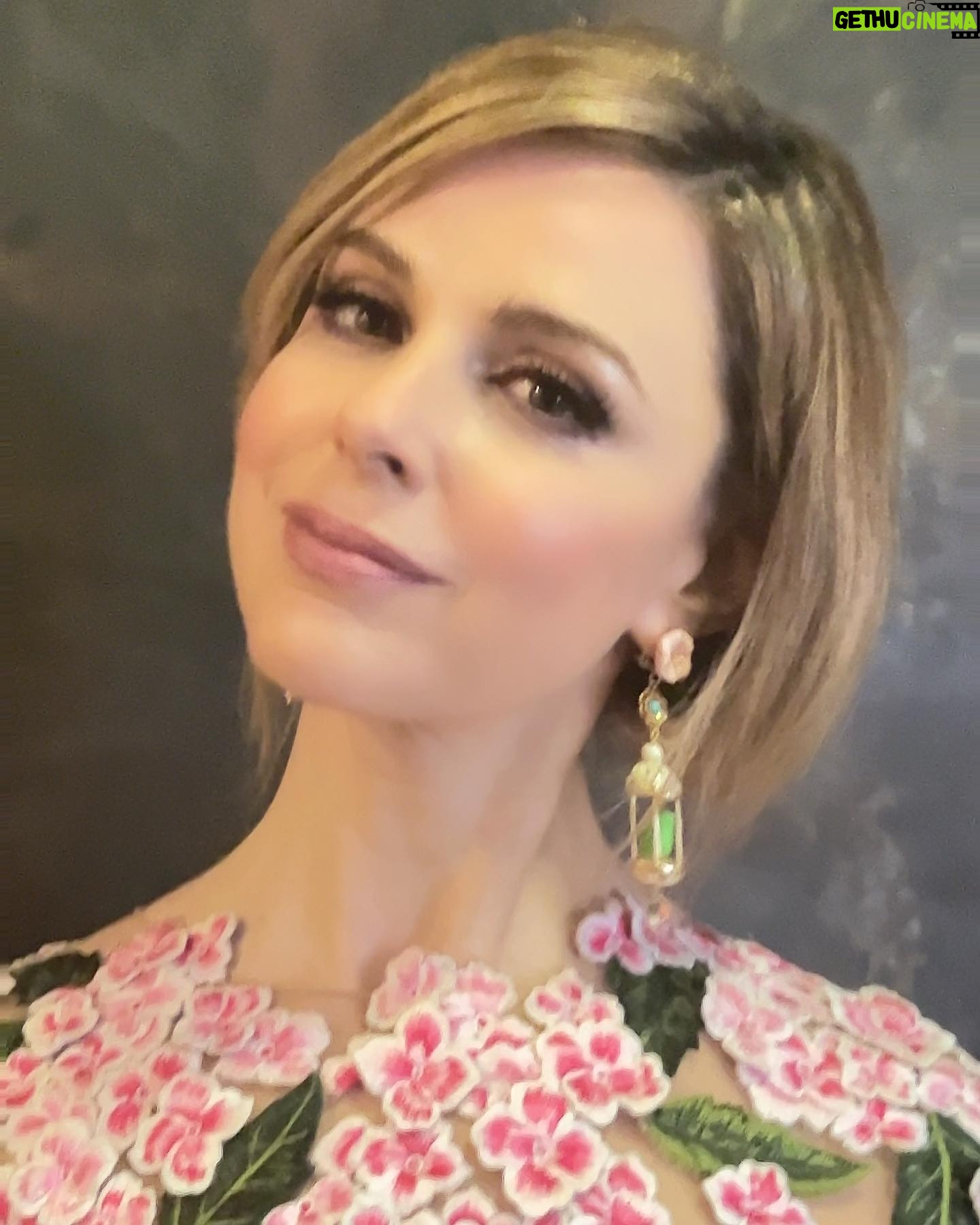 Cara Buono Instagram - A New York night to remember at The Save Venice Ball. And thank you @oscardelarenta and @fernandogarciam1205 for this beautiful vibrant statement of spring. @ofrareorigin for the exquisite and whimsical jewelry always. @gordongreenberg my dashing date @saveveniceinc @bulgari #saveveniceball #nyc #theplaza #spring #springtimeinnyc