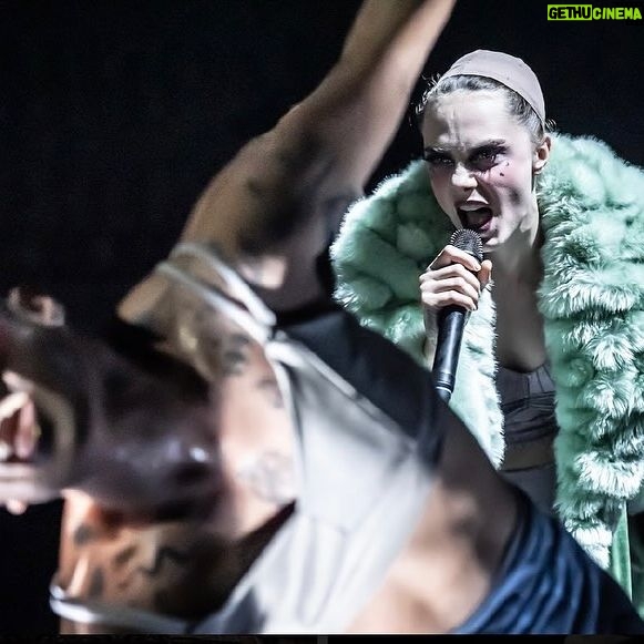 Cara Delevingne Instagram - Hello darlings…!