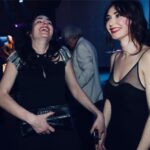 Carice van Houten Instagram - Man Up is begonnen vanuit een gezamenlijke droom om niet alleen als uitvoerder, maar ook als maker verhalen te vertellen over vrijheid vanuit een vrouwelijk perspectief. We zijn heel dankbaar en trots op wat we met ons bedrijf hebben neergezet. Gaandeweg tekenden zich steeds meer twee verschillende paden af en hebben we ieder onze eigen unieke stem ontdekt. We willen elkaar nu de ruimte geven om die individuele identiteit verder vorm te geven. Carice gaat verder met haar nieuwe bedrijf Birdcat dat zich richt op zowel fictie als non-fictie, muziek en multimedia. Halina zet Man up Film voort in Nederland en Amerika. We zien dit als een verdieping van onze vriendschap en een mogelijkheid om als makers vanuit onze individuele kracht in de toekomst verder samen te werken. We houden enorm veel van elkaar en blijven diep verbonden als mens en maker. 👯‍♀️❤️