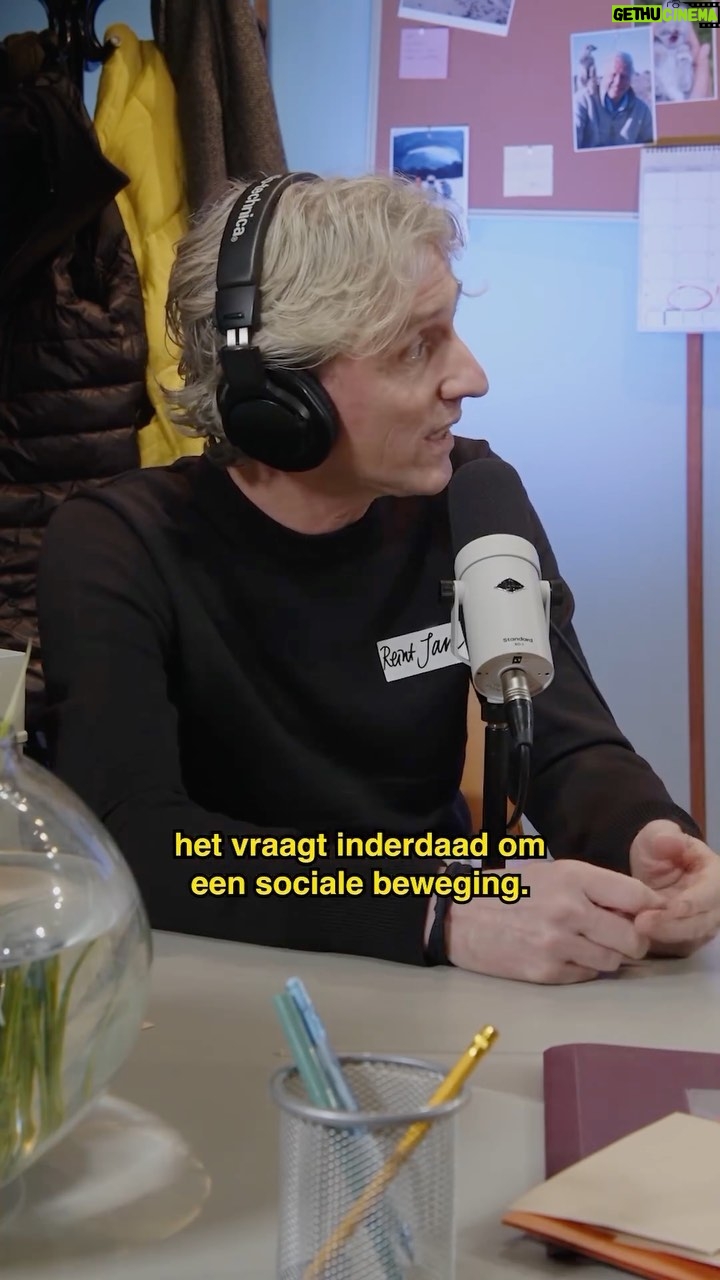 Carice van Houten Instagram - In aflevering 3 van EHBU hadden we gedragswetenschapper @reint_jan Renes te gast, die heel helder uitlegde waarom het zo moeilijk is menselijk gedrag te veranderen. (Sowieso een fijne deskundig, volg die man!) @jelkavanhouten vatte het vervolgens perfect samen ❤️ #eerstehulpbijuitsterven #ehbu #klimaatcrisis