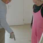 Carice van Houten Instagram - Woensdag 20:30 op @net5nl kun je al weer de een na laatste aflevering zien van jelka op eigen houtje..met mn oude klusmaat joop ( de vader van regisseur @allard_westenbrink ) En op pad en pottenbakken met mn zuster @leavecaricealone . En op @primevideonl is woensdag zelfs al weer de laatste aflevering te zien😭 maar gelukkig kun je t ook in een klap bingen dan!❤️#jelkaopeigenhoutje