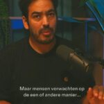 Carice van Houten Instagram - In Waanzinnig Land E22 razen we door de politieke week - Prinsjesdag & NOS voor kleuters - én ga ik in gesprek met de door mij zeer bewonderde @leavecaricealone, Neerlands meest succesvolle actrice tot ver buiten de landsgrenzen en sinds enige tijd ook vocaal klimaatactivist bij @extinctionrebellionnl. Dat laatste levert haar zowel lof op als vuige haat, maar deze strijder is het volkomen tegenovergestelde van de karikatuur die sommigen van haar proberen te maken. Ze is zoekend, zelfkritisch, oergeestig, vol zelfspot, twijfel, moed, vuur met een zacht hart en: zonder enige aandrang om anderen te veroordelen, zelfs niet degenen die haar - zelfbenoemd voormalig allemansvriend - bestoken met razernij. Luister ons gesprek in Waanzinnig Land via de link in bio of Spotify / Apple / Google / @podimo_nl etc. 🙏🏽🙏🏽❤️🌪️✨