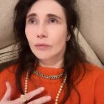 Carice van Houten Instagram – #livealittle #laughlivelove
Ps. CEASEFIRE NOW. 
Ps 2. this video is satire (some people don’t get that. 😵‍💫)
Ps 3. This obviously is not the way I speak. 🤪