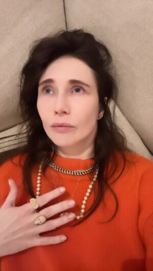Carice van Houten Instagram - #livealittle #laughlivelove
Ps. CEASEFIRE NOW. 
Ps 2. this video is satire (some people don’t get that. 😵‍💫)
Ps 3. This obviously is not the way I speak. 🤪