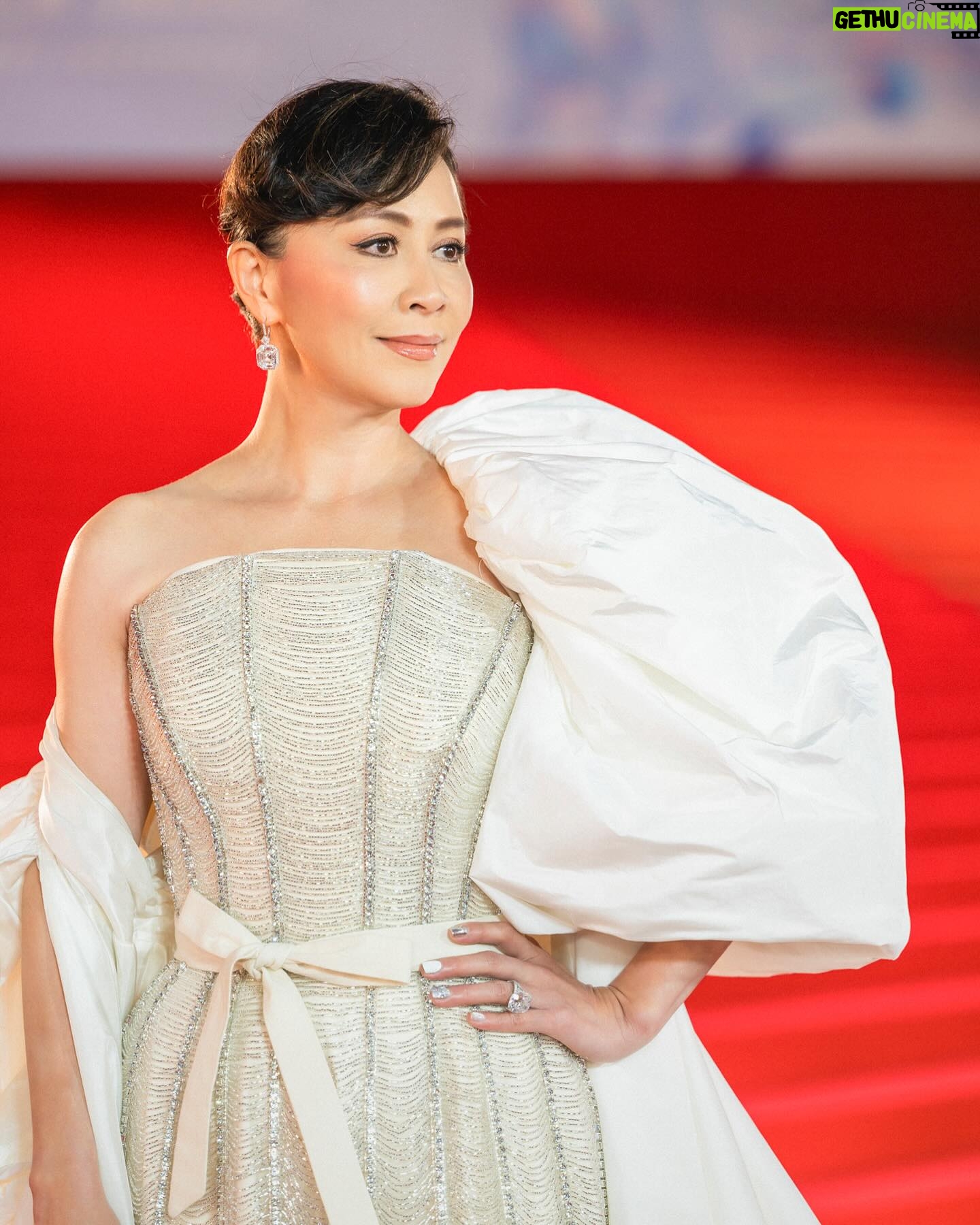 Carina Lau Instagram - #hkfilmawards #richardquinn 發型: @ken___hui 攝影: @swkit