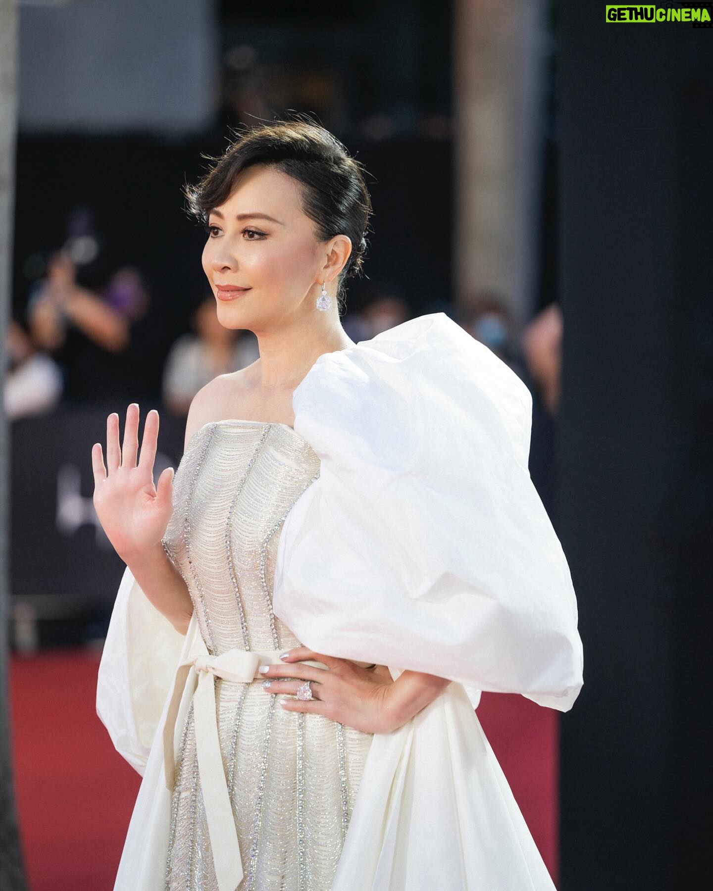 Carina Lau Instagram - #hkfilmawards #richardquinn 發型: @ken___hui 攝影: @swkit