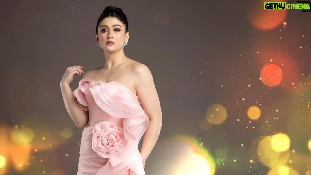 Carla Abellana Instagram - While this AVP was being played during the contract signing, i was holding back my tears. I heard some of the sweetest and kindest words from a few of the persons very dear to me. Thank you, @maxcollinsofficial , @whianwamos , Kuya @concepciongabby , @mercadojenny , @dennistrillo , Tita @coneyreyes , Direk Dom and @direkmark 🙏🏻 It means the world to me. 🥹 Reposted from @gmanetwork @carlaangeline is a woman of timeless elegance. Her radiance shines in everything she does. Certainly, she is one of GMA’s finest gems! Everyone’s so excited to see her start another chapter of her journey with GMA. ❤️ #CarlaAbellanaSolidKapuso