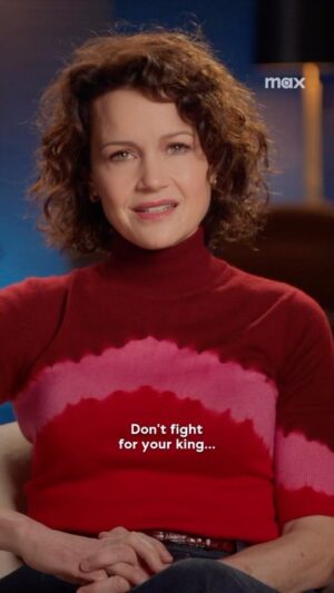 Carla Gugino Instagram - I’m often asked what roles I really wanted that I didn’t get… 

New episode of #TheGirlsOnTheBus tonight Peeps!