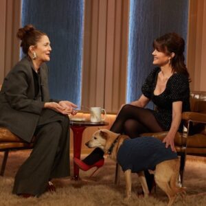 Carla Gugino Instagram - Had such a fun time talking to Drew about all things #thegirlsonthebus and especially petting her dog Douglas. 💞 Peeps, Episode 4 is yours on Thursday @streamonmax 💥 🚎 🎥  And can’t believe that “Always” hit 1 billion views. 🔥Congratulations @jonbonjovi