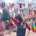 Carla Gugino Instagram - Peeps! ♥️ As we bid 2021 a fond farewell and usher in 2022, I wish for all a new year filled with more joy, more health and creativity, and deeper connections with those we love. This year has been unprecedentedly strange and challenging for so many. And within that, there is always beauty to be found. So let’s celebrate THAT today! Here’s to a spectacular 2022! 💥✨💥 📷 #sebastiangutierrez #happynewyear
