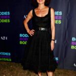 Carla Gugino Instagram - What a great (and sweaty 😅) night getting to watch #bodiesbodiesbodies on picnic blankets in the park. The director @halinareijn reigns supreme with this movie! An inspired take on a type of movie we feel we know well. It’s madcap, totally engaging, and whole lotta fun. There are some real surprises so just GO see it and don’t read too much before. Bravo to All involved! 👏🏼👏🏼 @a24 @bodiesbodiesbodies #film 🎥💥