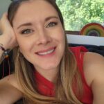 Carla Jara Instagram - Viernes, me gustas tanto!!! 🌈 que tengan un hermoso día mis bellezas, vamos con todo a luchar por nuestros sueños!!! 😴con cara de sueño, pero feliz!!!🤣😊