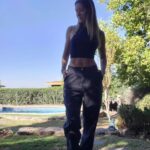 Carla Jara Instagram - Cuando te quieres sacar fotos y tu manada aparece...🤣🥰