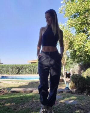 Carla Jara Instagram - Cuando te quieres sacar fotos y tu manada aparece...🤣🥰