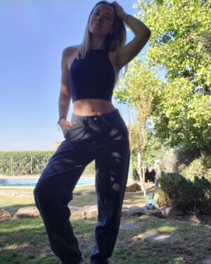 Carla Jara Instagram - Cuando te quieres sacar fotos y tu manada aparece...🤣🥰