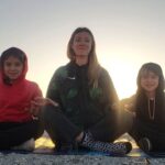 Carla Jara Instagram - 🌞Agradeciendo estos días de playa junto a mi chiqui @marianokaminski y mi ahijada Isabella... Este mantra lo pueden hacer junto a sus hij@s para que esta luz los ilumine y los acompañe en un lindo día o una linda noche🥰 #yogakids #yogaparaniñes #yoga Mantra en movimiento @yogakiddy