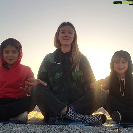 Carla Jara Instagram - 🌞Agradeciendo estos días de playa junto a mi chiqui @marianokaminski y mi ahijada Isabella... Este mantra lo pueden hacer junto a sus hij@s para que esta luz los ilumine y los acompañe en un lindo día o una linda noche🥰 #yogakids #yogaparaniñes #yoga Mantra en movimiento @yogakiddy