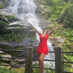 Carla Jara Instagram - Fluyendo💚💙 Agua hermosa permiso para orar A tus aguas cristalinas, espíritu divino. Llevando tu bendición curandera femenina Sangre de la tierra, agua es la vida. Fluyendo, fluyendo, fluyendo Cantando tu canción misteriosa Celebrando, alegrando, enseñando con movimiento Bailando los ciclos de la vida. Yo seré como el agua, como el agua Transparente como el agua, como el agua. Agua, escuchando tu voz Hablando en la lengua de la creación Madre enséñame, guía mi camino A fluir con confianza, ser como el río.