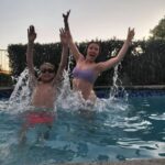 Carla Jara Instagram - Se abrió la temporada de piscina, me costó, pero el calor de hoy heavy!!! Por favor vean nuestras caras tratando de salir bien jajaja Que tengan linda tarde 🥰🥰🥰