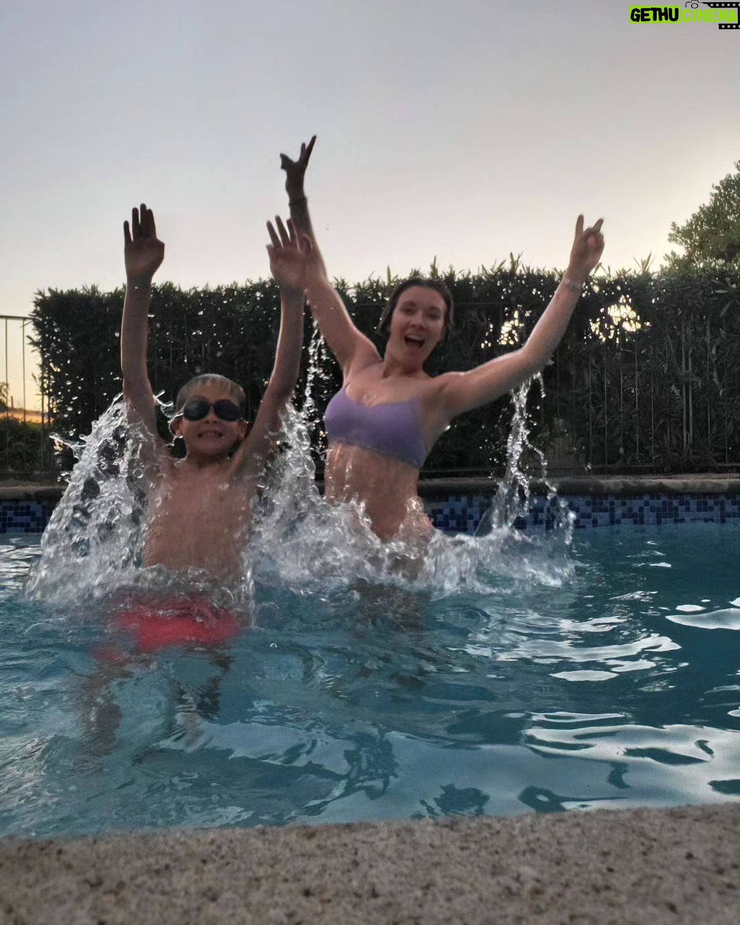 Carla Jara Instagram - Se abri贸 la temporada de piscina, me cost贸, pero el calor de hoy heavy!!! Por favor vean nuestras caras tratando de salir bien jajaja Que tengan linda tarde 馃グ馃グ馃グ