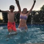 Carla Jara Instagram - Se abrió la temporada de piscina, me costó, pero el calor de hoy heavy!!! Por favor vean nuestras caras tratando de salir bien jajaja Que tengan linda tarde 🥰🥰🥰
