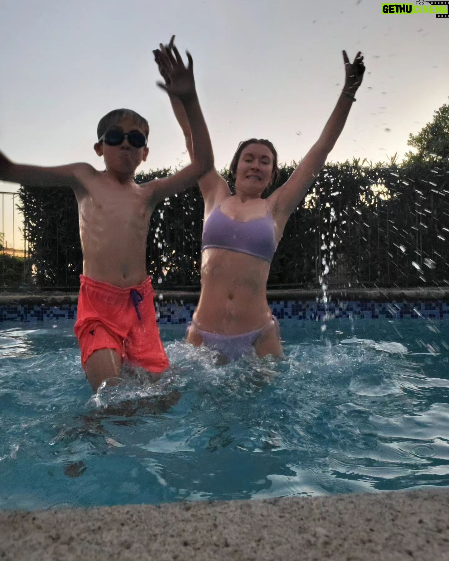 Carla Jara Instagram - Se abri贸 la temporada de piscina, me cost贸, pero el calor de hoy heavy!!! Por favor vean nuestras caras tratando de salir bien jajaja Que tengan linda tarde 馃グ馃グ馃グ