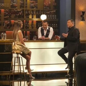 Carla Jara Instagram - Hola mis bellezas!!! Hoy a las 22:30 estaré en @podemoshablarchv hablando desde el amor y con toda sinceridad de este proceso y espero que sea recibido así mismo, vuelvo a agradecer su amor y apoyo todas estas semanas, ha sido impensado tanto cariño recibido🥰!!! 
Gracias, gracias, gracias!!!🙌💖💫💜

Mi hermoso 👗@rvcouture