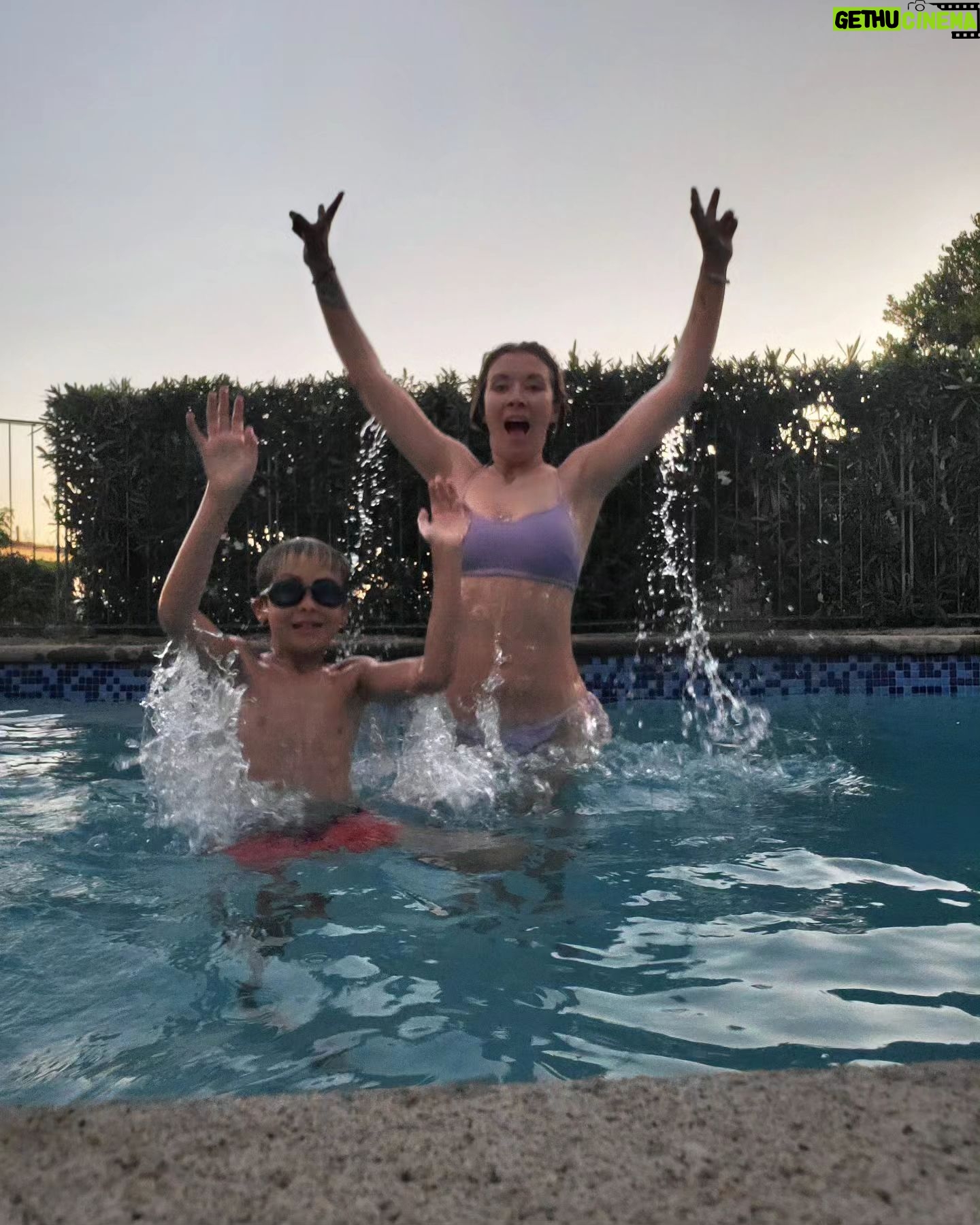 Carla Jara Instagram - Se abri贸 la temporada de piscina, me cost贸, pero el calor de hoy heavy!!! Por favor vean nuestras caras tratando de salir bien jajaja Que tengan linda tarde 馃グ馃グ馃グ