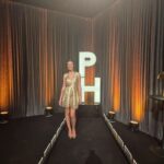 Carla Jara Instagram – Hola mis bellezas!!! Hoy a las 22:30 estaré en @podemoshablarchv hablando desde el amor y con toda sinceridad de este proceso y espero que sea recibido así mismo, vuelvo a agradecer su amor y apoyo todas estas semanas, ha sido impensado tanto cariño recibido🥰!!! 
Gracias, gracias, gracias!!!🙌💖💫💜

Mi hermoso 👗@rvcouture