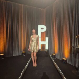 Carla Jara Instagram - Hola mis bellezas!!! Hoy a las 22:30 estaré en @podemoshablarchv hablando desde el amor y con toda sinceridad de este proceso y espero que sea recibido así mismo, vuelvo a agradecer su amor y apoyo todas estas semanas, ha sido impensado tanto cariño recibido🥰!!! 
Gracias, gracias, gracias!!!🙌💖💫💜

Mi hermoso 👗@rvcouture