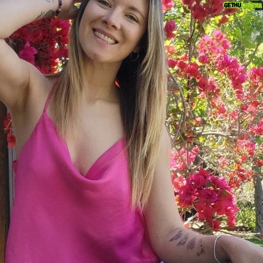 Carla Jara Instagram - Hay que reconocer que hay mujeres que tienen menstruaciones muy suaves, pero otras, como tú y yo, que pasábamos pésimas noches en nuestro periodo por miedo a mancharnos, manchar la cama, etc. Pero ahora con la nueva toalla higiénica Buenas Noches, con tecnología Max Cur-V dormiremos increíble!!! Y si pasamos buena noche, despertaremos renovadas! Yo las amo!!! Y recuerda comentar cual es tu flujo, para participar por una hermosa cajita con regalos de @nosotraschile ❤Leve ❤❤ Moderado ❤️❤️❤️Abundante #BuenasNochesSinInterrupciones