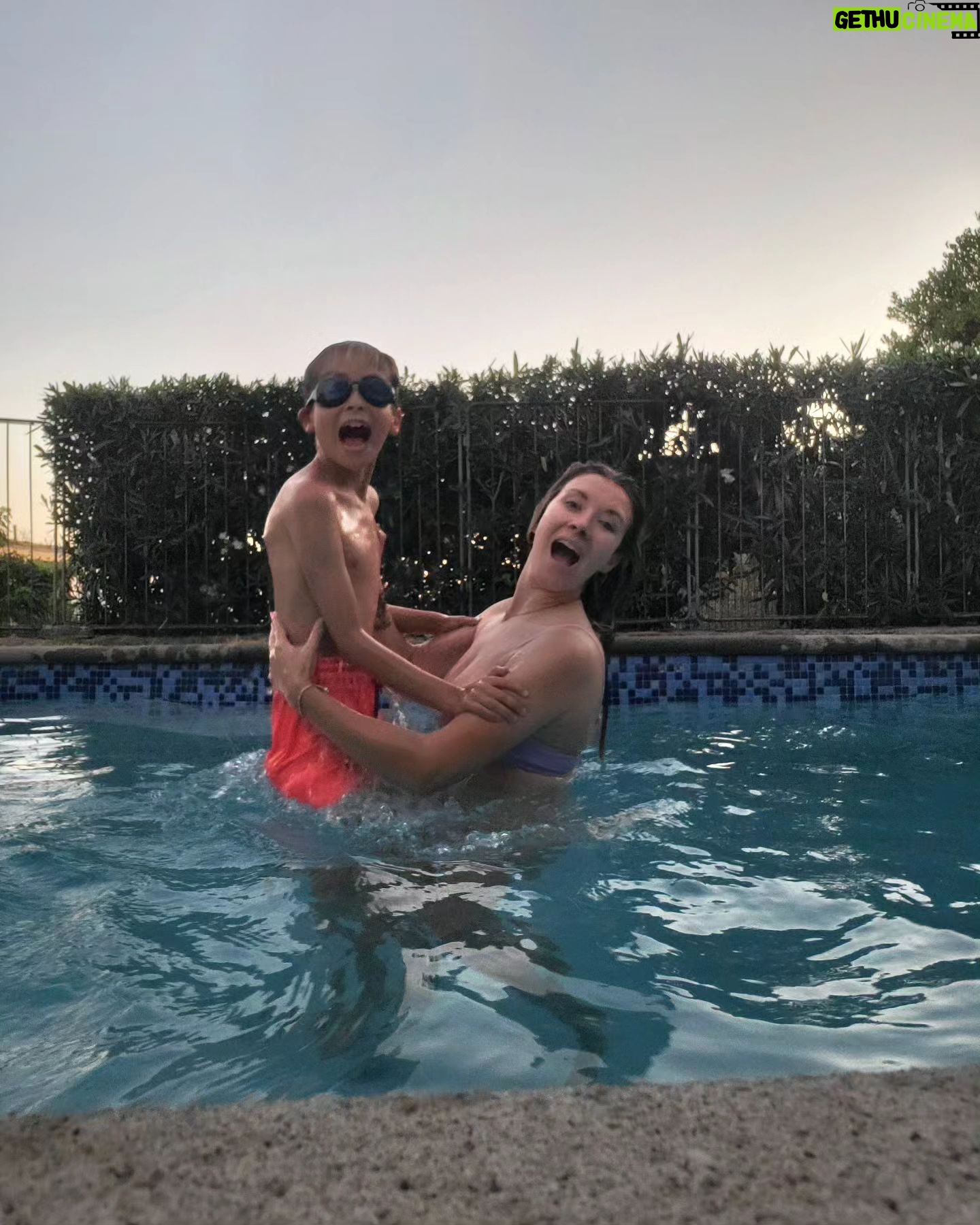 Carla Jara Instagram - Se abri贸 la temporada de piscina, me cost贸, pero el calor de hoy heavy!!! Por favor vean nuestras caras tratando de salir bien jajaja Que tengan linda tarde 馃グ馃グ馃グ