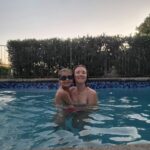 Carla Jara Instagram - Se abrió la temporada de piscina, me costó, pero el calor de hoy heavy!!! Por favor vean nuestras caras tratando de salir bien jajaja Que tengan linda tarde 🥰🥰🥰