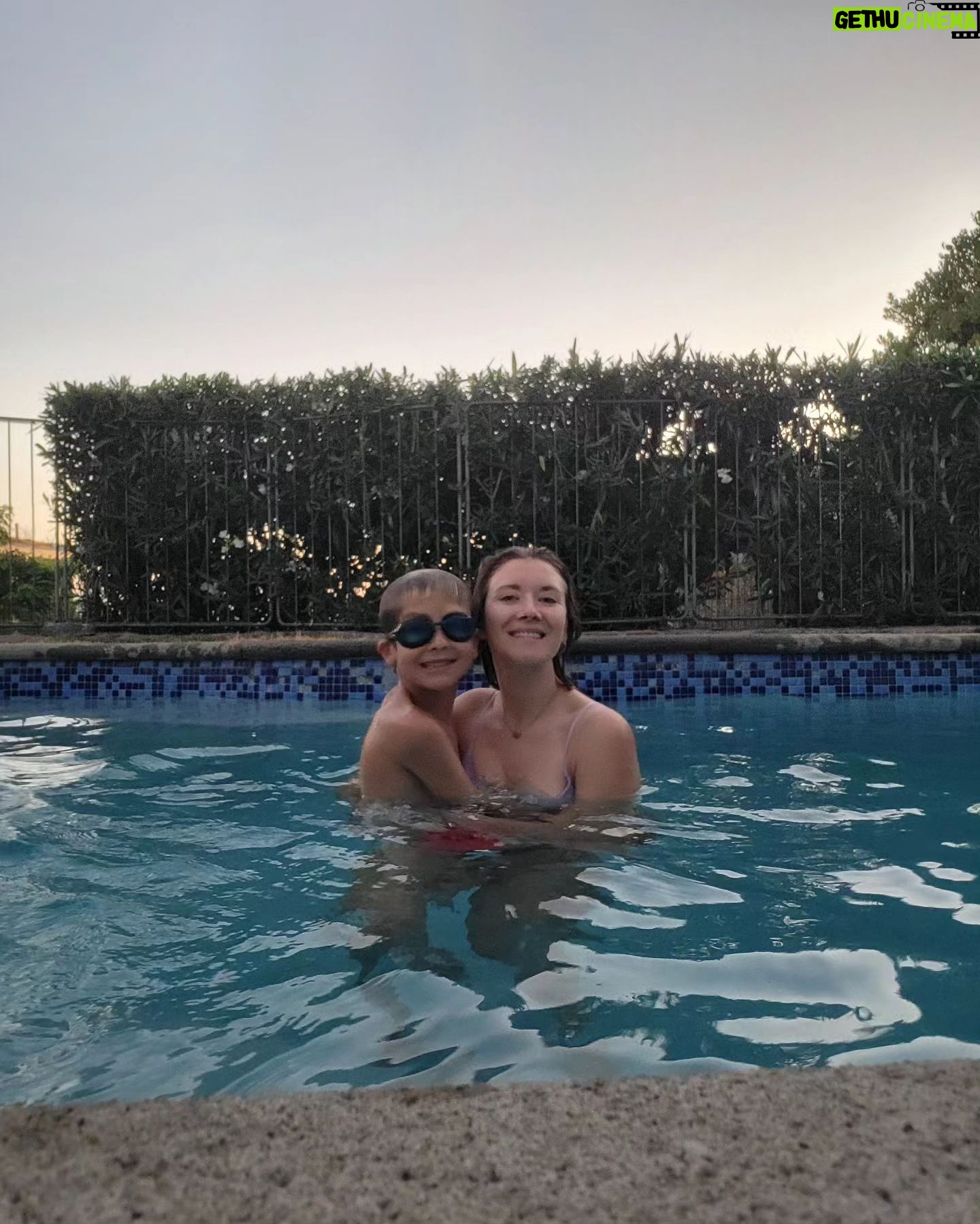 Carla Jara Instagram - Se abri贸 la temporada de piscina, me cost贸, pero el calor de hoy heavy!!! Por favor vean nuestras caras tratando de salir bien jajaja Que tengan linda tarde 馃グ馃グ馃グ