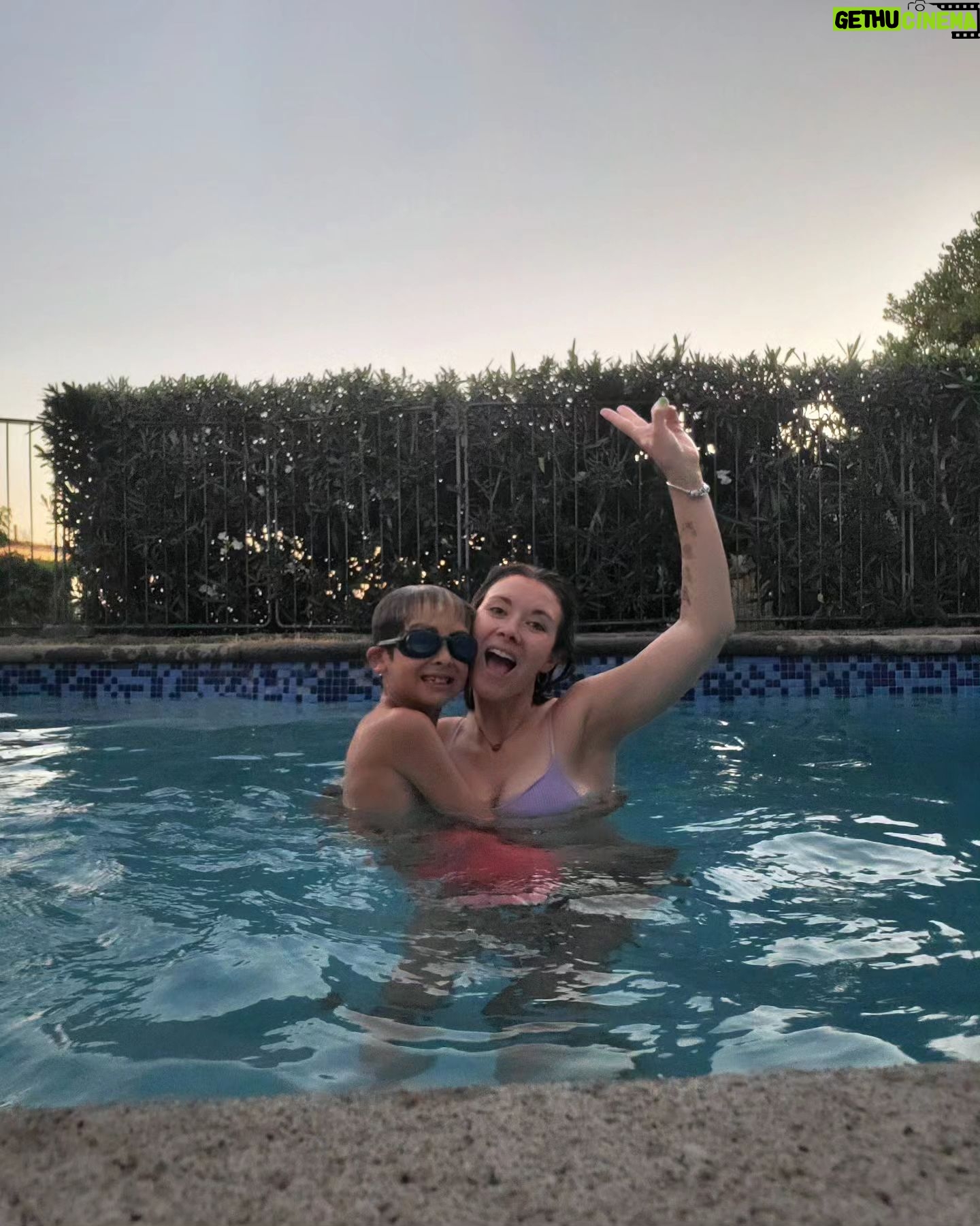 Carla Jara Instagram - Se abri贸 la temporada de piscina, me cost贸, pero el calor de hoy heavy!!! Por favor vean nuestras caras tratando de salir bien jajaja Que tengan linda tarde 馃グ馃グ馃グ