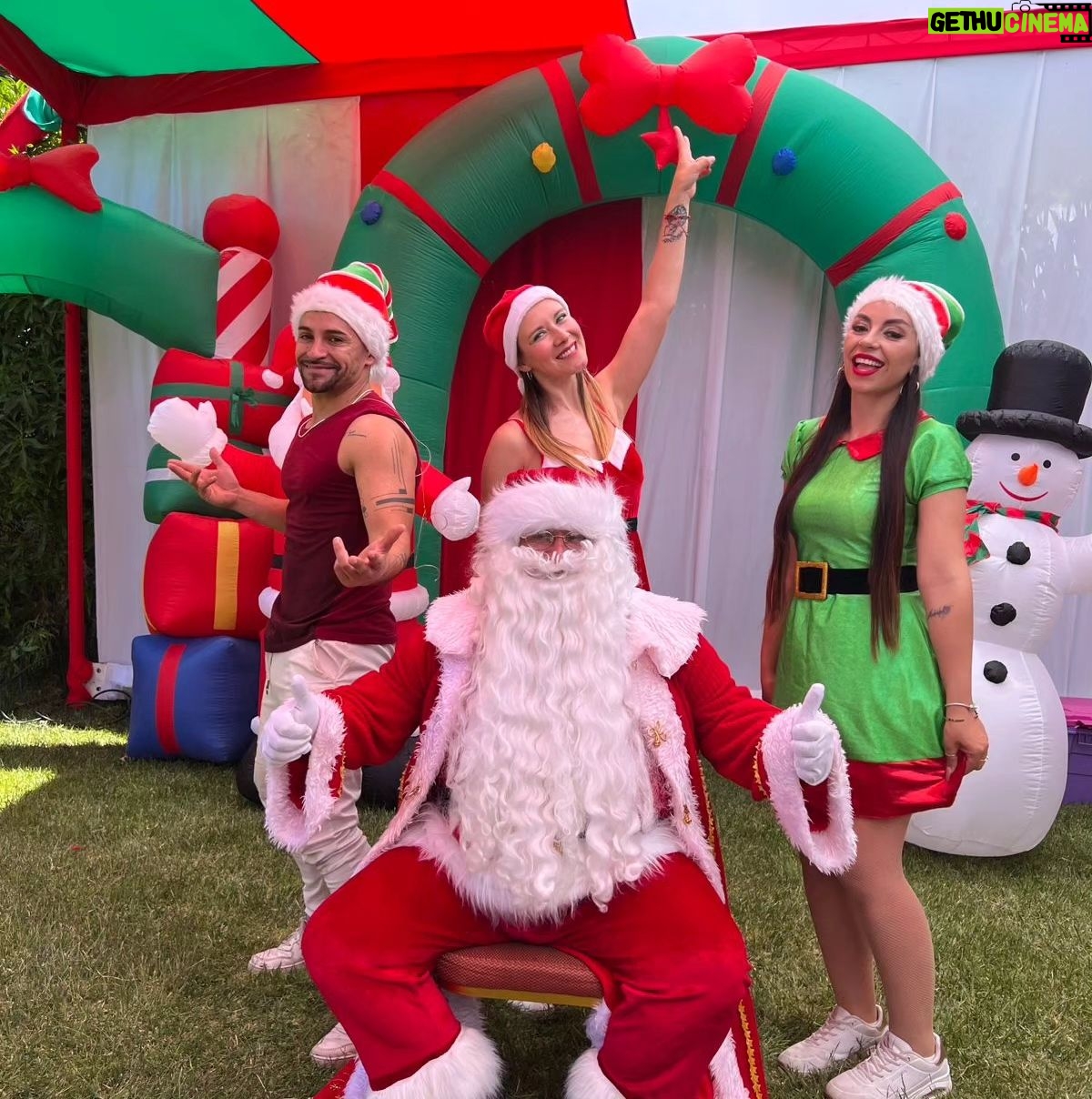 Carla Jara Instagram - Terminando el primer evento navideño!!! Tremendo equipo, gracias mis duendes @scarlettfrancisca y @paolocoppola_fit por su energía!!! Gracias @iherreraz y JP por confiar en mi trabajo!!! Seguimos con todo!!!🎅🧝♀️🧝🌲