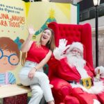 Carla Jara Instagram - ¡Ven a la obra musical Ema y una Navidad para todos! 🎄👧🏻🔍 Disfruta esta historia llena de misterio y aventuras que tendremos este 15 y 16 de diciembre. 💫 Te dejamos algunas ideas de outfit para que te empapes de curiosidad y descubramos junt@s ¡¿de quién es el regalo abandonado en su edificio?! 🎁 ¡Nos vemos en #OpenKennedy #OpenRancagua #OpenLaCalera y #OpenOvalle!
