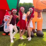 Carla Jara Instagram - Terminando el primer evento navideño!!! Tremendo equipo, gracias mis duendes @scarlettfrancisca y @paolocoppola_fit por su energía!!! Gracias @iherreraz y JP por confiar en mi trabajo!!! Seguimos con todo!!!🎅🧝‍♀️🧝🌲