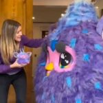 Carla Jara Instagram - ¡Por fin llegó! Mi mejor amigo está en mis manos, estoy feliz, apúrate para que sean #Furby&Tú contra el mundo. Encuéntralo en tiendas, y en hasbrostore.cl #FurbyYtu @hasbrochile