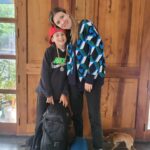 Carla Jara Instagram - Mi pequeño se fue de campamento y pucha q es difícil dejarlo libre, es parte de la vida, pero cuesta, más en mi caso q es mi único hijo, pero acá vamos, esperando el reporte del primer día, jajaja ya son las 21:00 y aun no tengo información🤣🙈, estoy bien, estamos bien con @fcokaminski 🤣🤣🤣 seguro q él lo está pasando chancho🐷