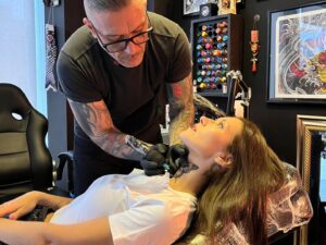 Carla Jara Instagram - ¿Cómo están mis bellezas? 
Yo feliz, la vida se trata de cambios y hoy hice uno que tenía pensado hace mucho tiempo.
¡Atrévanse, la vida es corta!

Gracias @marlonparra_tattoorockers por la dedicación! No pude estar en mejores manos...
Quedó hermosa!!!!🦋