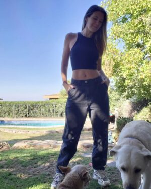Carla Jara Instagram - Cuando te quieres sacar fotos y tu manada aparece...🤣🥰